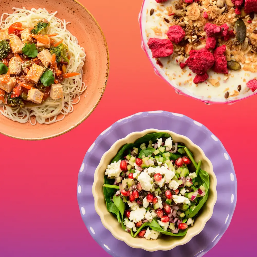 Trzy talerze z posiłkami z cateringu dietetycznego od Foodify